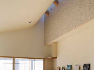 光カーテンのある家, スズケン一級建築士事務所/Suzuken Architectural Design Office スズケン一級建築士事務所/Suzuken Architectural Design Office Modern Living Room Tiles Beige