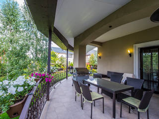 Загородный дом для молодой семьи, LUXER DESIGN LUXER DESIGN Classic style balcony, veranda & terrace