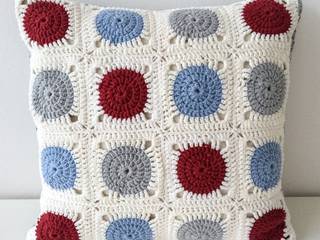 Hand Crocheted Cushion Covers, The Knotty Home The Knotty Home Nowoczesny salon Bawełna Czerwony