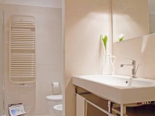 abitazione privata, Bologna, senzanumerocivico senzanumerocivico Scandinavian style bathroom Lavello,Rubinetto,Costruzione,Apparecchio idraulico,Mobilia,Lavandino del bagno,Legna,apparecchio,Illuminazione,Interior design