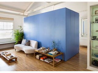 RSRG Arquitetos Minimalist living room Wood Blue