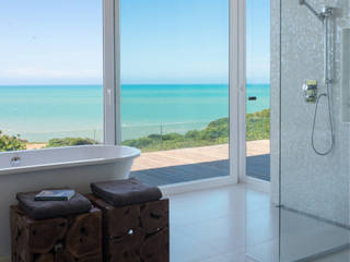 WR House, Renata Matos Arquitetura & Business Renata Matos Arquitetura & Business Tropical style bathroom Bathtubs & showers