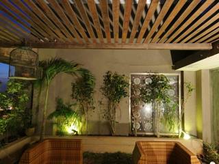 LIVING WITH NATURE, Archana Shah & Associates Archana Shah & Associates Balcone, Veranda & Terrazza in stile moderno