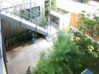 細長敷地の二世帯住宅, ユミラ建築設計室 ユミラ建築設計室 Moderner Balkon, Veranda & Terrasse