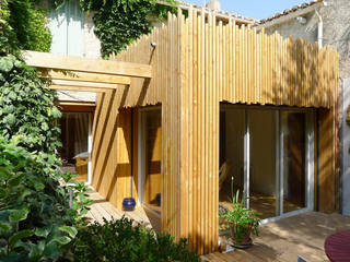 Extension bois – La Fare les Olivier, T3 Architecture T3 Architecture Modern Balkon, Veranda & Teras