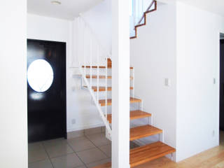 庭を囲む家, ユミラ建築設計室 ユミラ建築設計室 Modern Corridor, Hallway and Staircase