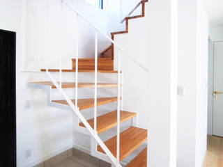 庭を囲む家, ユミラ建築設計室 ユミラ建築設計室 Modern corridor, hallway & stairs