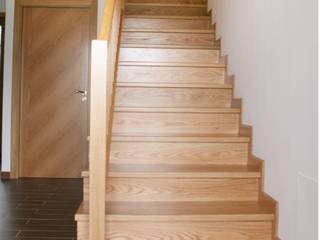 Escaleras en madera de roble, Almacén de Carpintería Gómez Almacén de Carpintería Gómez Pasillos, vestíbulos y escaleras de estilo moderno