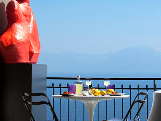 Forti contrasti sul golfo di Napoli, PDV studio di progettazione PDV studio di progettazione Eclectic style balcony, veranda & terrace Red