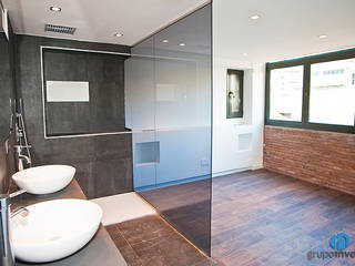 Reforma integral en Marina, Barcelona, Grupo Inventia Grupo Inventia Industrial style bathroom Tiles