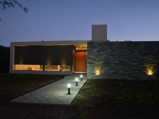 Casa L A, Los Algarrobos, Córdoba, Invernon Arquitectos Invernon Arquitectos Дома в стиле модерн