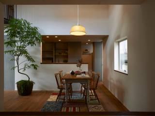House in Nishitomigaoka, Mimasis Design／ミメイシス デザイン Mimasis Design／ミメイシス デザイン モダンデザインの ダイニング 木 木目調 ダイニング,おしゃれなダイニング,天井の高いダイニング,カウンターキッチン