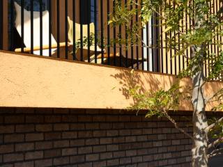 House in Kunimidai, Mimasis Design／ミメイシス デザイン Mimasis Design／ミメイシス デザイン Balcones y terrazas modernos: Ideas, imágenes y decoración Amarillo