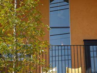 House in Kunimidai, Mimasis Design／ミメイシス デザイン Mimasis Design／ミメイシス デザイン Balcones y terrazas modernos: Ideas, imágenes y decoración Amarillo