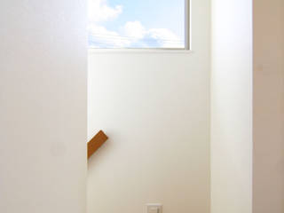 House in Izumiotsu, Mimasis Design／ミメイシス デザイン Mimasis Design／ミメイシス デザイン モダンスタイルの 玄関&廊下&階段 白色