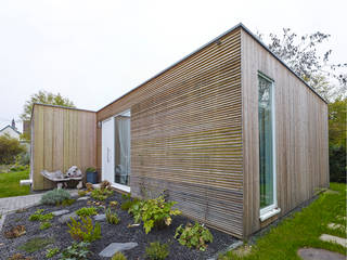 DreiRaumHaus, +studio moeve architekten bda +studio moeve architekten bda Minimalistische Häuser Anlage,Himmel,Gebäude,Eigentum,Baum,Holz,Grundstück,Haus,Abstellgleis,Hütte