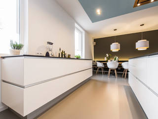 Moderne Raumgestaltung in altem Weinmeisterhaus, Büro Köthe Büro Köthe Modern Kitchen