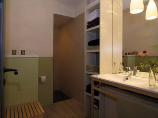 Gästezimmer in einem renovierten Vierseithof, Büro Köthe Büro Köthe Badezimmer im Landhausstil Gelb