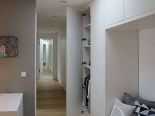 Flurschrank, stilfabrik* GmbH stilfabrik* GmbH Pasillos, vestíbulos y escaleras modernos Tablero DM