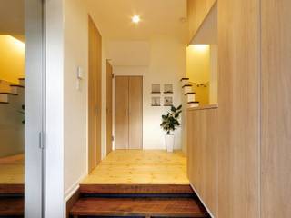 光と風の通る家, 福島工務店株式会社 福島工務店株式会社 Modern Corridor, Hallway and Staircase Solid Wood Multicolored