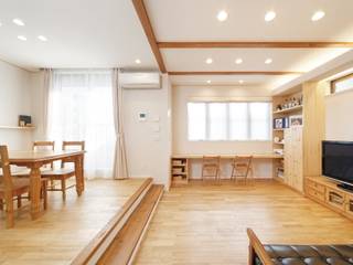 光と風の通る家, 福島工務店株式会社 福島工務店株式会社 Modern Living Room Solid Wood Multicolored