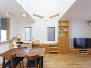 広いバルコニーのある家, 福島工務店株式会社 福島工務店株式会社 Modern living room Wood effect Storage