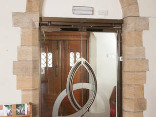 Frameless Glass Doors for Holy Trinity Church, DoorTechnik Ltd DoorTechnik Ltd モダンな 窓&ドア