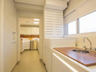 Apartamento para Chef de Cozinha, Enzo Sobocinski Arquitetura & Interiores Enzo Sobocinski Arquitetura & Interiores Modern Kitchen Engineered Wood White