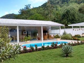 Edícula em Cachoeiras de Macacu-RJ, Thaiad Pinna -Studio de Arquitetura e Interiores Thaiad Pinna -Studio de Arquitetura e Interiores Rustic style garage/shed Engineered Wood Transparent