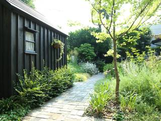 大田区の庭, BROCANTE BROCANTE Balcone, Veranda & Terrazza in stile eclettico