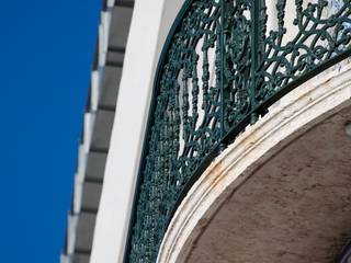 Edifício na Av. 24 de Julho - Lisboa, VÃO - Arquitectos Associados, Lda. VÃO - Arquitectos Associados, Lda. Balcones y terrazas de estilo clásico