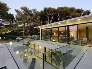 Villa GP, frederique Legon Pyra architecte frederique Legon Pyra architecte Balcon, Veranda & Terrasse modernes