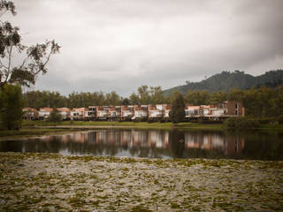 CONDOMINIO LAGO GRANDE , SANTIAGO CAICEDO JUAN F.FLOREZ A. ARQUITECTOS SANTIAGO CAICEDO JUAN F.FLOREZ A. ARQUITECTOS Modern houses Bricks