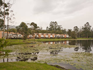 CONDOMINIO LAGO GRANDE , SANTIAGO CAICEDO JUAN F.FLOREZ A. ARQUITECTOS SANTIAGO CAICEDO JUAN F.FLOREZ A. ARQUITECTOS Modern houses