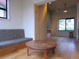 House in Nakatomigaoka, Mimasis Design／ミメイシス デザイン Mimasis Design／ミメイシス デザイン Ruang Keluarga Modern White