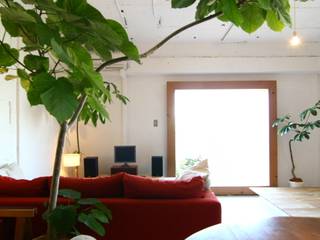 Apartment in Amizima, Mimasis Design／ミメイシス デザイン Mimasis Design／ミメイシス デザイン Moderne Wohnzimmer Weiß