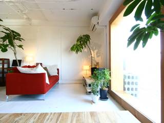 Apartment in Amizima, Mimasis Design／ミメイシス デザイン Mimasis Design／ミメイシス デザイン モダンデザインの リビング 白色