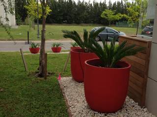 MODERN RED, BAIRES GREEN BAIRES GREEN Jardines de estilo moderno