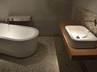 Shared/common bathroom in a private house- Casa de banho comum em habitação familiar, Dynamic444 Dynamic444 モダンスタイルの お風呂 花崗岩