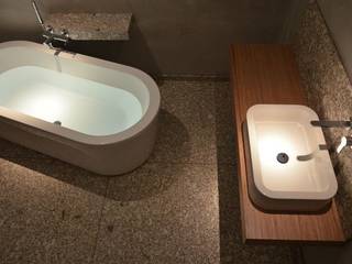 Shared/common bathroom in a private house- Casa de banho comum em habitação familiar, Dynamic444 Dynamic444 Modern bathroom گرینائٹ