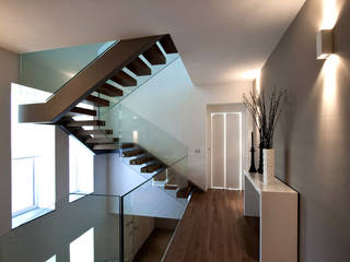 Villa LLL, Vincenzo Leggio Architetto Vincenzo Leggio Architetto Modern corridor, hallway & stairs