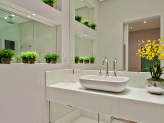 homify Modern bathroom سنگ مرمر