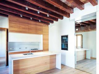 Rehabilitación de Ático en el Raval, Barclona, THK Construcciones THK Construcciones Modern kitchen لکڑی Wood effect