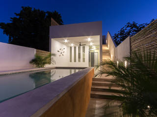 PISCINA EN PLANTA ALTA Y ESCALERA DE ACCESO A TERRAZA EN TERCER PISO CERVERA SÁNCHEZ ARQUITECTOS Piscinas de estilo ecléctico