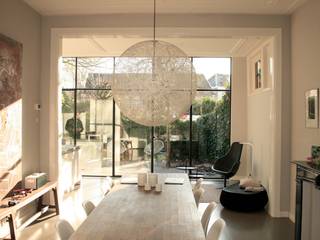 Neem een kijkje in een modern huis in Breda, ddp-architectuur ddp-architectuur Minimalist dining room Metal Black
