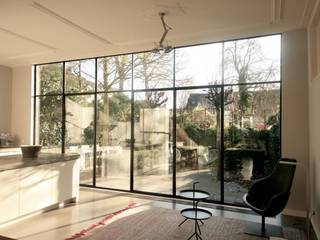 Neem een kijkje in een modern huis in Breda, ddp-architectuur ddp-architectuur Minimalist dining room Metal Black