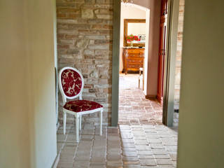 Casa Leopardi, Ing. Vitale Grisostomi Travaglini Ing. Vitale Grisostomi Travaglini Rustic style corridor, hallway & stairs