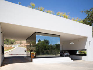 O LAGO E O PERISCÓPIO . Portaria de Condomínio, Pedro Barata e Arquitetos Associados Pedro Barata e Arquitetos Associados Minimalist Garaj / Hangar