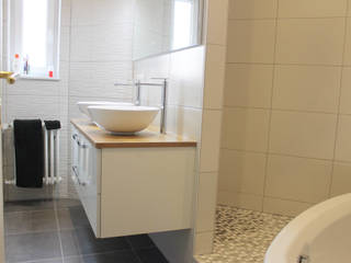 salle de bain à STRASBOURG, Agence ADI-HOME Agence ADI-HOME モダンスタイルの お風呂