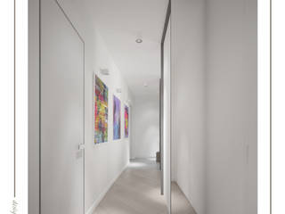 White and grey, mlynchyk interiors mlynchyk interiors Minimalist corridor, hallway & stairs